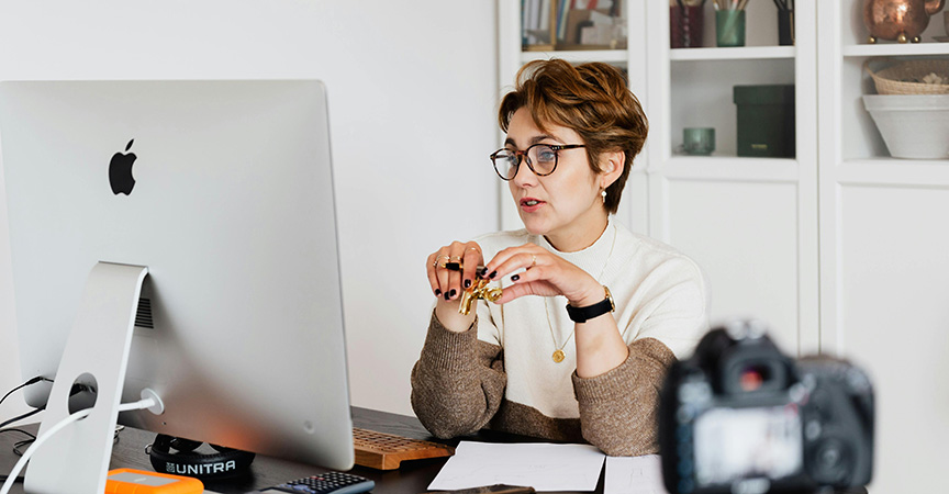 Frau erklärt was einen guten Coach ausmacht