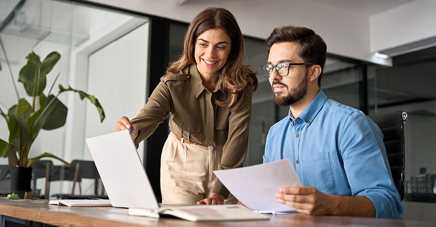 Frau erklärt Mann die Weiterbildungsmöglichkeiten