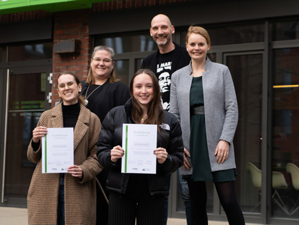 von links hinten: Tatjana Meixner, Prof. Dr. Bauer, Silke Frankenhauser, vorne zwei Studentinnen mit Stipendiumsurkunde