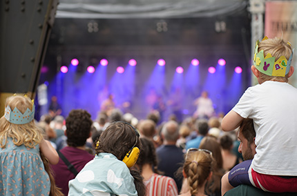 Menschen vor einer Festivalbühne