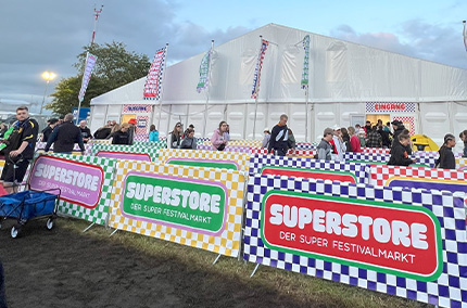 Werbebande mit der Aufschrift "Superstore"