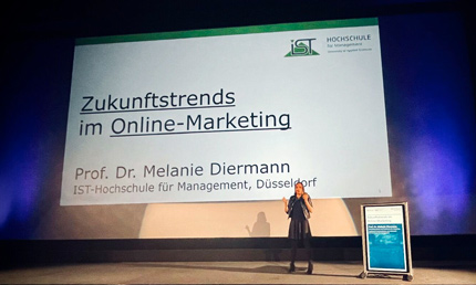 IST-Professorin Melanie Diermann hält einen Vortrag über Zukunftstrends im Online-Marketing